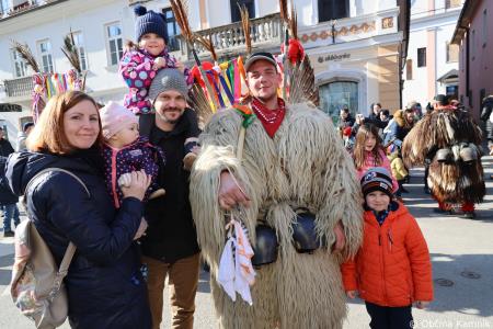 Kamnik so obiskali koranti iz Zamušanov pri Ptuju in v mestno jedro privabili nepregledno množico, željno ogleda tradicionalne pustne šege (70)
